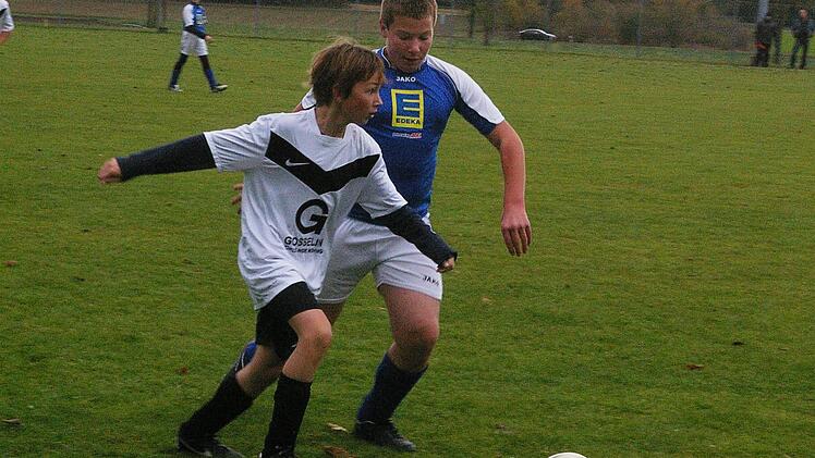 Schwarzachs Moritz Burger (vorne) und Julian Pfannes (FG Marktbreit-Martinsheim II) kämpfen um den Ball. Foto: Krumpholz