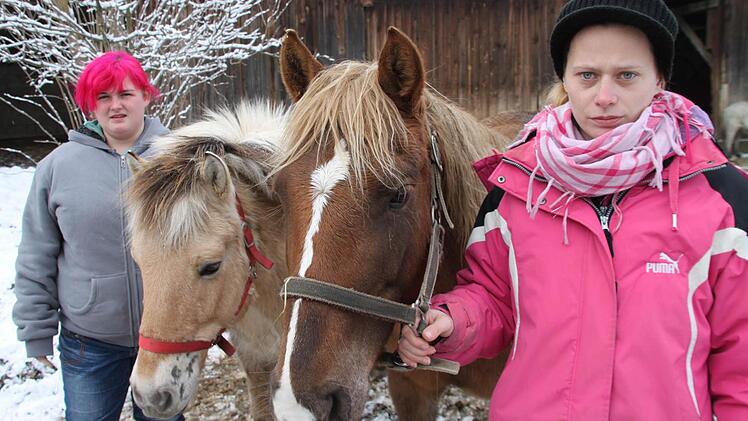 Mercedes Kellner (rechts) und Lisa Kofer, die eine Reitbeteiligung im Neuenmarkter Pferdehof hat, mit zwei Pferden, die von Pferdehassern misshandelt worden sein sollen.  Foto: Jürgen Gärtner