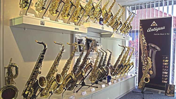 Saxofone - soweit das Auge reicht: Das Musikgeschäft Geiger ist auf Blasinstrumente aller Art spezialisiert, aber nicht nur: Auch die Auswahl an Gitarren und Schlagwerk ist riesig.