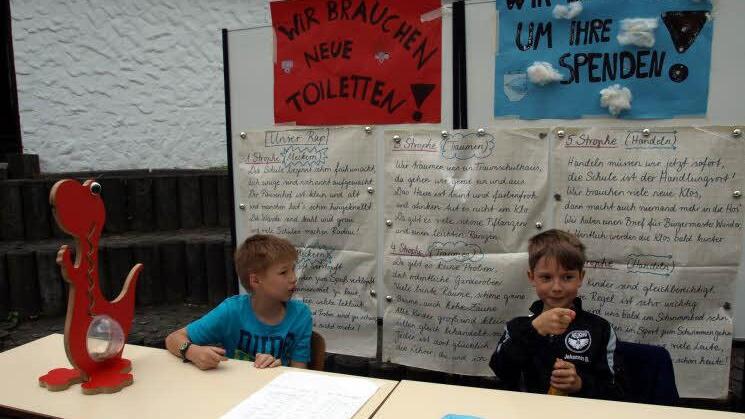 Sie stellten das Projekt "Mehrwert Demokratie" der Klasse 4b vor und sammelten für neue Toiletten - Jannik Kotschenreuther (li) und Johannes Backer. Foto: Susanne Deuerling