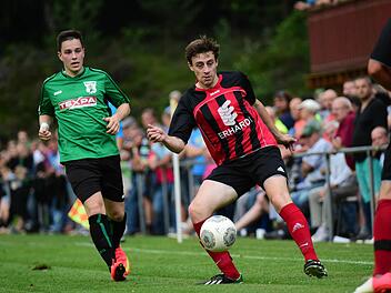 Den Favoriten ins Abseits gestellt: Unser Bild zeigt den Reichenbacher Markus Buhlheller (am Ball) gegen den Ex-Reichenbacher Johannes Katzenberger im Dress des TSV Großbardorf. Foto: Anand Anders