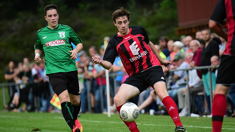 Den Favoriten ins Abseits gestellt: Unser Bild zeigt den Reichenbacher Markus Buhlheller (am Ball) gegen den Ex-Reichenbacher Johannes Katzenberger im Dress des TSV Großbardorf. Foto: Anand Anders