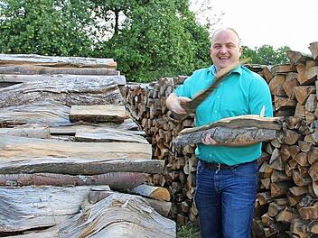 Daniel Wehner ist gerüstet für die kühlere Jahreszeit. Er hat genug Holz gemacht, damit es im Haus schön warm ist. Foto: Heike Beudert
