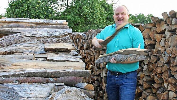 Daniel Wehner ist gerüstet für die kühlere Jahreszeit. Er hat genug Holz gemacht, damit es im Haus schön warm ist. Foto: Heike Beudert