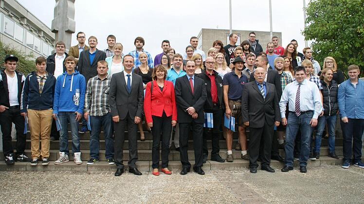 68 junge Menschen unterschiedlichster Handwerksberufe trafen sich am Samstag letztmals an der Berufsschule Haßfurt zu ihrer Freisprechungsfeier. Unser Bild zeigt die Junghandwerkerinnen und Junghandwerker mit Kreishandwerksmeister Hans-Georg Häfner (vorne, Vierter von rechts), stellvertretendem Landrat Michael Ziegler (vorne, Fünfter von links), der Landtagsabgeordneten Kathi Petersen und Haßfurts stellvertretendem Bürgermeister Stephan Schneider (weiter von links).