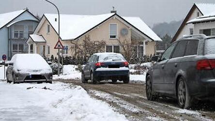 Vielerorts verlangten schneebedeckte Straßen den Autofahrern vollste Konzentration ab - wie hier in der Wickenreuther Allee.