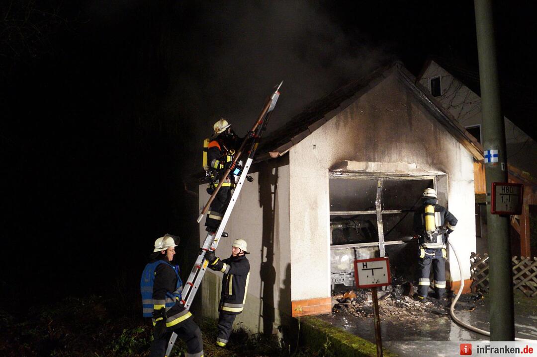 Auto samt Garage ausgebrannt