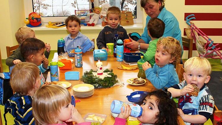 Gemeinsames Essen in der Vor-Kindergartengruppe. Foto: Carmen Schwind