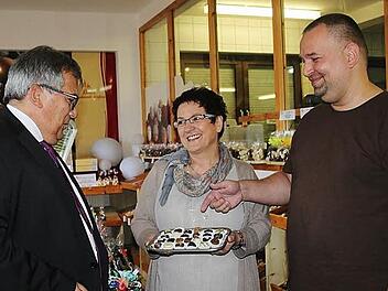 Insolvenzverwalter Jürgen Wittmann (links) ist zuversichtlich, dass es nun wieder aufwärts geht mit der Frankenwald-Confiserie Bauer. Mit im Bild Silvia Schramm und Andreas Bauer. Foto: Veronika Schadeck