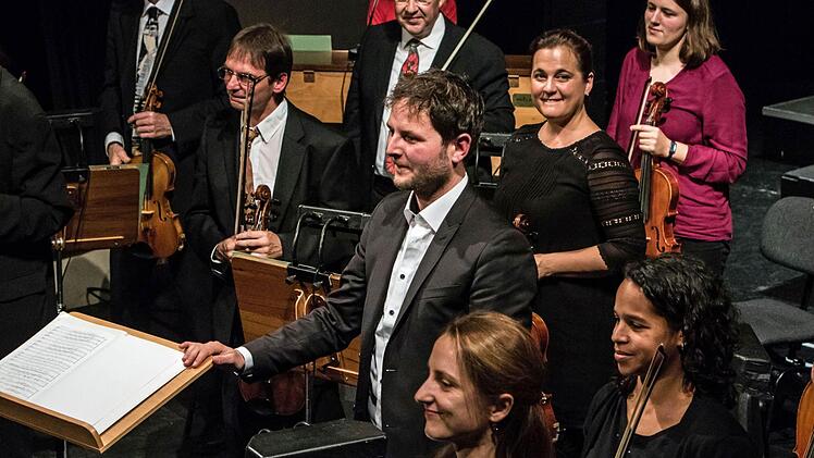 Junge Talente aus der Region und Profis des Philharmonischen Orchester musizierten zusammen beim "Concert for Kids" unter Leitung von Dominik Tremel im Landestheater Coburg. Foto: Jochen Berger