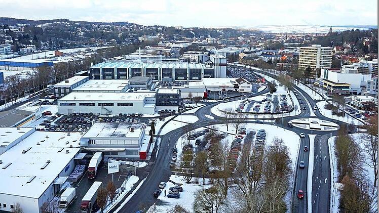 Das Brose Werk 2 von Süden: An der Dieselstraße befinden sich noch ein Getränkemarkt und ein Matratzengeschäft. Angeblich will Brose diesen Firmen einen Ersatzstandort anbieten. Im Gespräch dafür ist das Gelände der Firma Ros, die umziehen will.  Foto: Volkmar Franke/www.hochbild-design.de