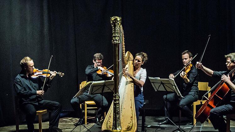 Das Philharmonische Quartett München, die Harfenistin Teresa Zimmermannund Egbert Tholl als Sprecher interpretierten "Die Maske des roten Todes" von Edgar Allen Poe in der Vertonung von André Caplet.Foto: Jochen Berger