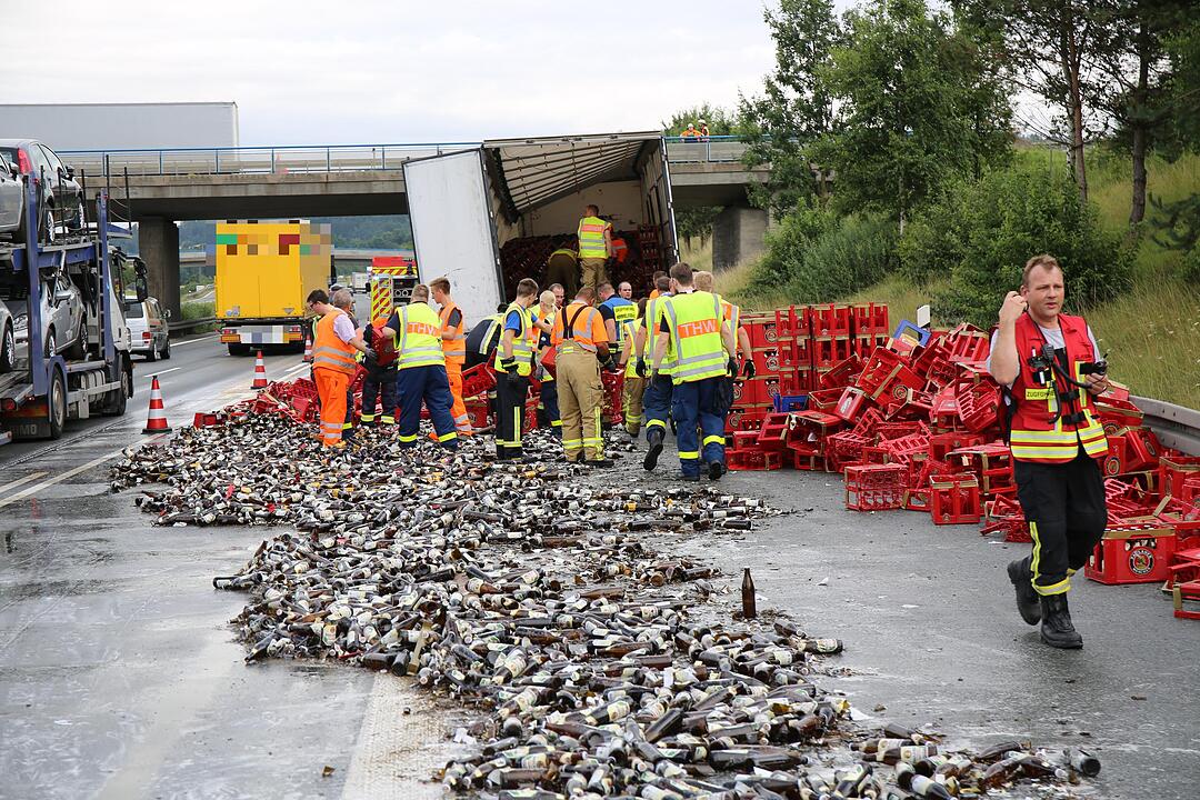 Laster verliert Ladung: Bier verteilt sich auf A9 bei Bad Berneck