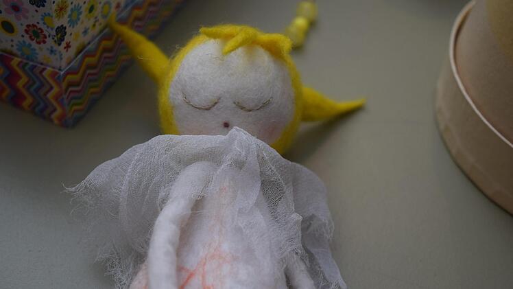 Zusammen mit weiteren Stoffen und Stickereien entsteht aus Filz eine Puppe. Foto: Daniela Pondelicek