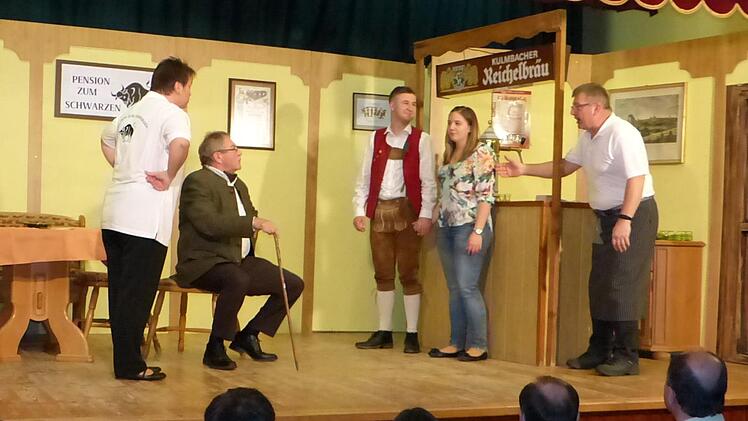 Von links: Agnes Habermeier (Manuela Lindner) und Max Lauterbacher sowie Michl Habermeier (rechts) sind platt, ja entsetzt, als der Maxl (Mitte links) seine Liebste, die Petra (Sabrina Thierauf) vorstellt.