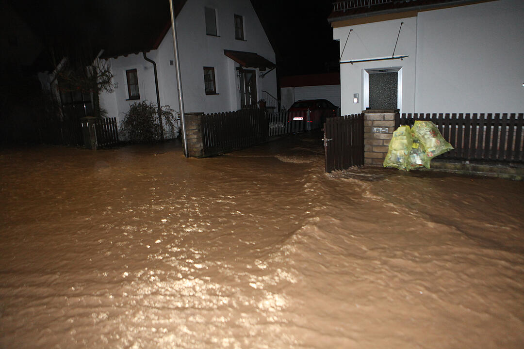 Hochwasser in Franken: In der Nacht zum Freitag kam es in Ansbach zu teils schweren Überschwemmungen