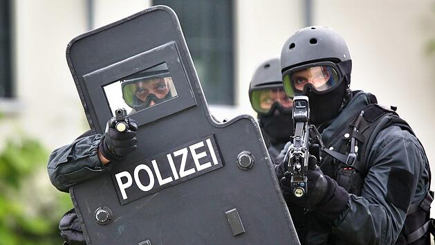 In Nordrhein-Westfalen wurden am Mittwoch drei Menschen festgenommen. Sie stehen im Verdacht an einem gezielten Mordversuch beteiligt gewesen zu sein. Symbolbild: Jan Woitas / dpa
