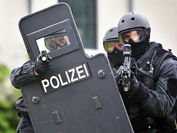 In Nordrhein-Westfalen wurden am Mittwoch drei Menschen festgenommen. Sie stehen im Verdacht an einem gezielten Mordversuch beteiligt gewesen zu sein. Symbolbild: Jan Woitas / dpa