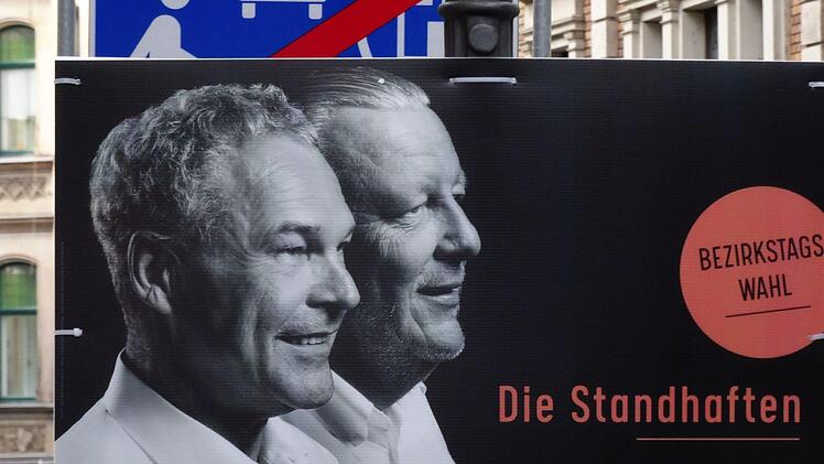 Unübersehbar: Wahlplakate grüßen in Coburg seit dem Wochenende von vielen Laternenmasten oder als großformatige Aufsteller an Verkehrskreiseln. Sechs Wochen vor dem Wahltag ist das Aufhängen von Plakaten gestatten.Foto: Jochen Berger
