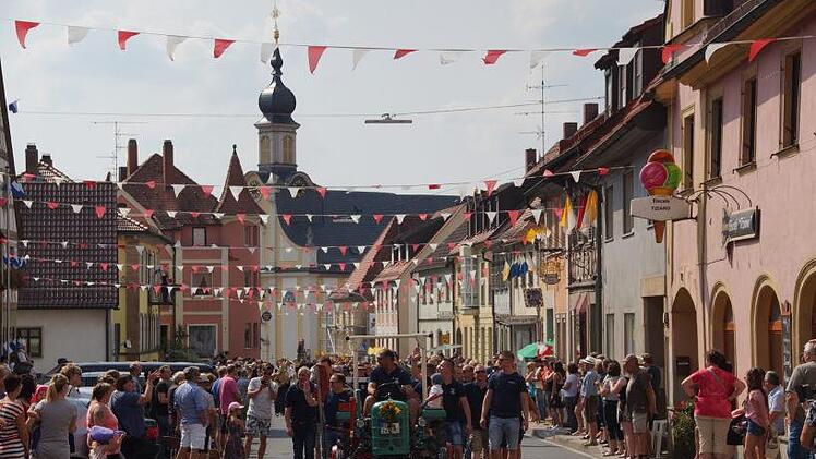 Mit der FFW und dem Kirchweihbaum beginnt der Festumzug.