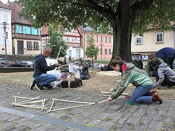 Das Team um Jan Johansen hat am Dienstagfrüh mit dem Arbeiten auf der Fläche vor der Stadtpfarrkirche begonnen. Fotos: Ramona Popp