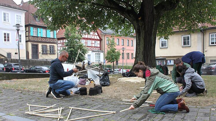 Das Team um Jan Johansen hat am Dienstagfrüh mit dem Arbeiten auf der Fläche vor der Stadtpfarrkirche begonnen. Fotos: Ramona Popp