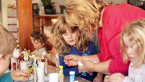 Basteln am Wirtshaustisch - bei den jüngeren Kindern halfen die Eltern.