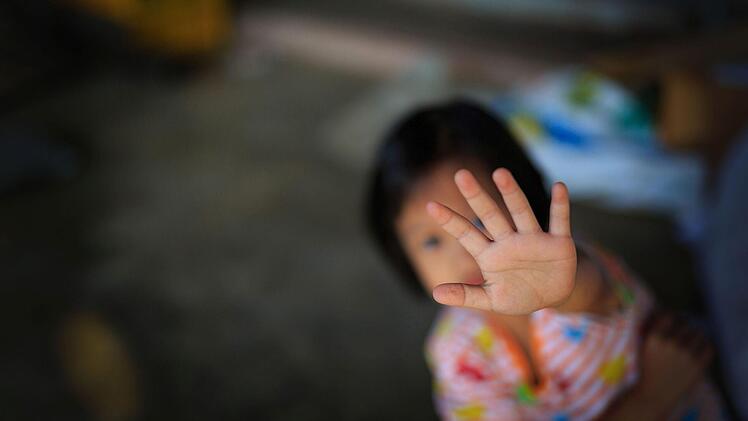 Ein Logop&auml;de aus W&uuml;rzburg soll sieben Kinder mehr als 60-mal schwer sexuell missbraucht und Kinderpornografie hergestellt haben. Im M&auml;rz beginnt der Prozess. Symbolfoto: artit/Adobe Stock