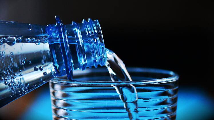 Deutsche können bei der Wahl des Mineralwassers mit hoher Qualität rechnen. Die Bestimmungen in Deutschland sind streng. Unter 99 getesteten Produkten, ist über die Hälfte mit "sehr gut" bewertet.