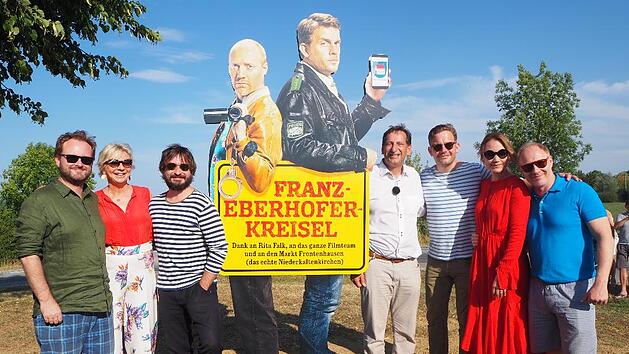 Die Eberhofer-Crew mit dem Frontenhausener Bürgermeister am "Eberhoferkreisel": (v. li.) Regisseur Ed Herzog, Autorin Rita Falk, Daniel Christensen (Rolle: Ignaz Flötzinger), Bürgermeister Dr. Franz Gassner, Sebastian Bezzel (Franz Eberhofer), Lisa Maria Potthoff (Susi) und Simon Schwarz (Rudi Birkenberger).