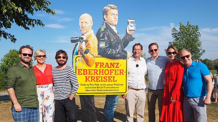 Die Eberhofer-Crew mit dem Frontenhausener Bürgermeister am "Eberhoferkreisel": (v. li.) Regisseur Ed Herzog, Autorin Rita Falk, Daniel Christensen (Rolle: Ignaz Flötzinger), Bürgermeister Dr. Franz Gassner, Sebastian Bezzel (Franz Eberhofer), Lisa Maria Potthoff (Susi) und Simon Schwarz (Rudi Birkenberger).