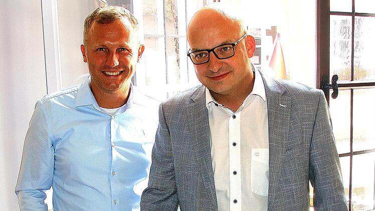 Torte anschneiden statt Einschaltknopf drücken: damit setzten Bürgermeister Michael Kastl  und Bernd Göttlicher, Regionalleiter Franken beim Bayernwerk, den Energiemonitor in Betrieb. Foto: Dieter BritzBayernwerk