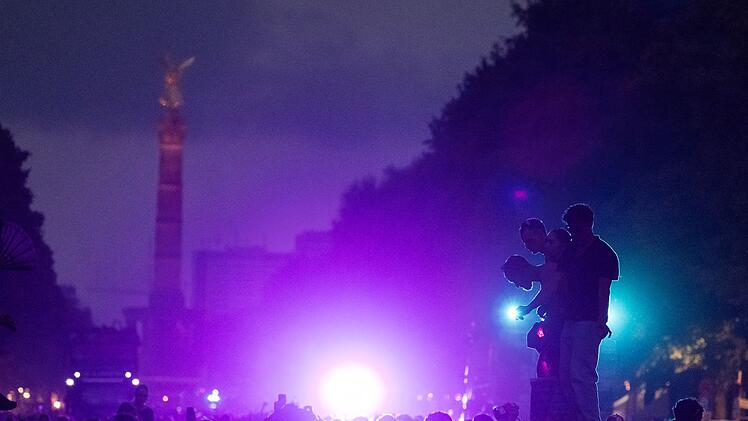 Technoparade "Rave The Planet"