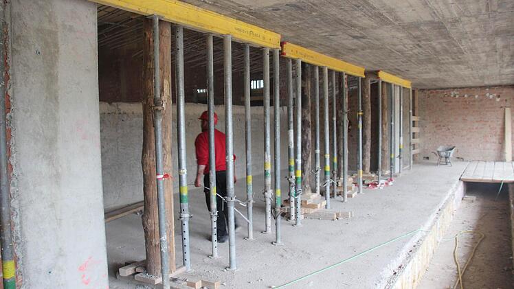Blick vom Eingangsbereich in Richtung ehemalige Garderobe. Stahlstützen und Baumstämme dienen der Absicherung.