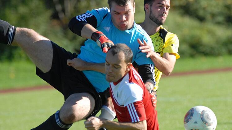 Bubenreuths Keeper Philipp Andrasch räumte zur Not auch den eigenen Mitspieler (in Rot: Florian Hammerbacher) aus dem Weg. Foto: herzopress