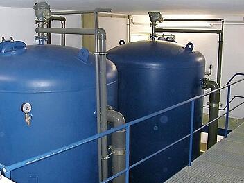 Um die Filterkessel in das Wasserwerk Weißenbrunn installieren zu können, muss das Dach geöffnet werden. Im Jahr 2003 bei der Installation der ersten Kessel wurde die Seitenwand des Gebäudes saniert und bei dieser Gelegenheit konnten die großen Behältnisse über die Seitenwand ins Gebäude transportiert werden. Foto: Karl-Heinz Hofmann