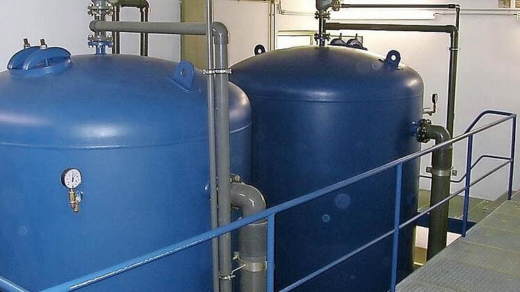 Um die Filterkessel in das Wasserwerk Weißenbrunn installieren zu können, muss das Dach geöffnet werden. Im Jahr 2003 bei der Installation der ersten Kessel wurde die Seitenwand des Gebäudes saniert und bei dieser Gelegenheit konnten die großen Behältnisse über die Seitenwand ins Gebäude transportiert werden. Foto: Karl-Heinz Hofmann