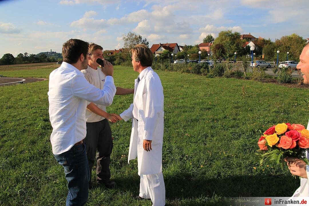 Jerry fliegt mit dem Stau-Schrauber zur Geburt seines Sohnes nach Bamberg