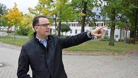 Fast wie in einem Park: Veit Bergmann von der Stadtbau vor dem Offiziersclub, der künftig für öffentliche Zwecke genutzt werden soll.