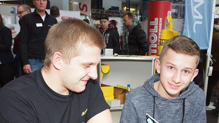 Am Stand von Kaeser-Kompressoren konnten die jungen Leute ihr technisches Geschick bei der Herstellung eines Bauteiles durch Löten und Schrauben unter Beweis stellen, wie hier der 14-jährige Felix Trautmann von der Realschule Scheßlitz. Foto: Alfred Thieret