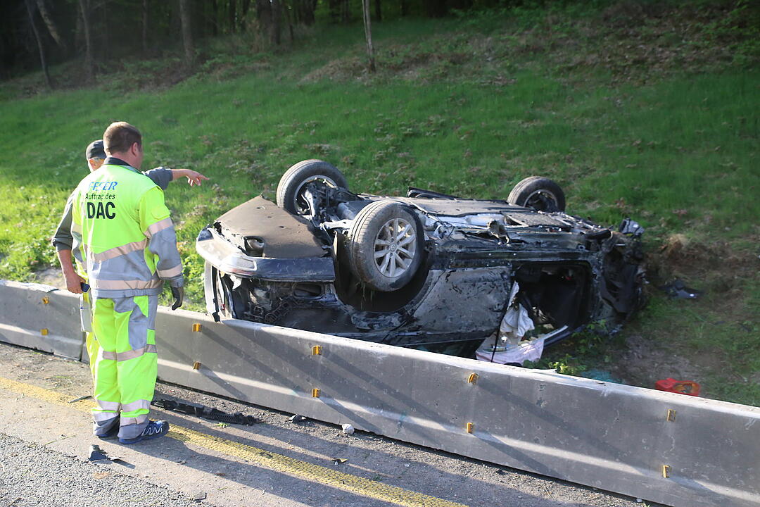 Auto überschlägt sich im Baustellenbereich auf der A6 im Kreis Roth