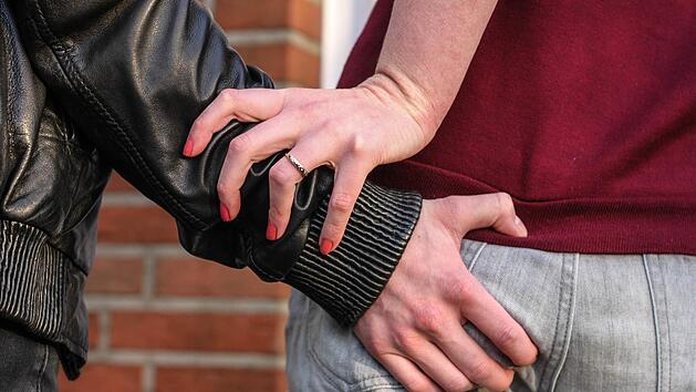 Sie st&ouml;berte auf einem Flohmarkt als sie pl&ouml;tzlich von zwei M&auml;nnern unangemessen begrapscht wurde. Symbolbild: Christopher Schulz