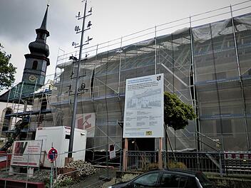 Der Bau des Bürgerzentrums am Marktplatz wird noch einmal um 9673 Euro teurer. Der Grund: Die Holzbalkendecke über dem Schulungsraum im Altbau weist Schäden auf. Werner Reißaus