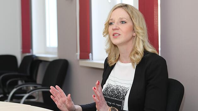 Elisabeth Simmerlein auf ihrem künftigen Arbeitsplatz im Sitzungssaal Foto: Barbara Herbst