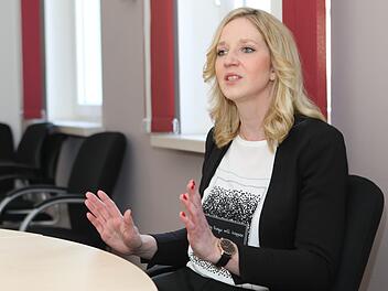 Elisabeth Simmerlein auf ihrem künftigen Arbeitsplatz im Sitzungssaal Foto: Barbara Herbst