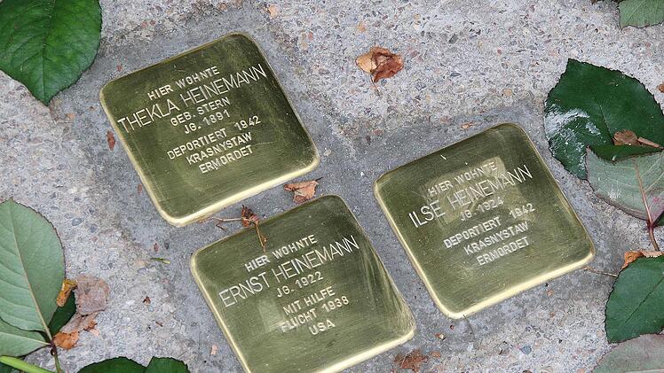 Drei Stolpersteine verlegte der Künstler Gunter Demnig vor dem Haus  Hauptstraße 82 in Poppenlauer und 18 weitere vor diversen anderen Häusern.  Foto: Dieter Britz
