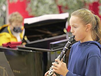 Die Klarinettistin Johanna Matschke wurde von Stepan Zemlianukhin am Klavier begleitet.