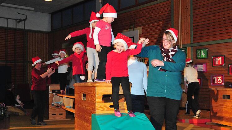 Am Kasten zeigten die Weihnachtswichtel des Muki-Turnens ihre Krabbel-, Kletter- und Sprungkünste, teils noch in Begleitung der Eltern. Foto: K.-H. Hofmann