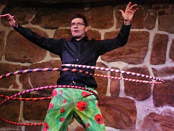 Die Hula-Hoop-Zugabe, ob mit drei oder zehn Reifen, sorgte für einen Schlussakkord der besonderen Art. Foto: Bertram Wagner