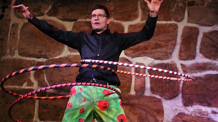 Die Hula-Hoop-Zugabe, ob mit drei oder zehn Reifen, sorgte für einen Schlussakkord der besonderen Art. Foto: Bertram Wagner
